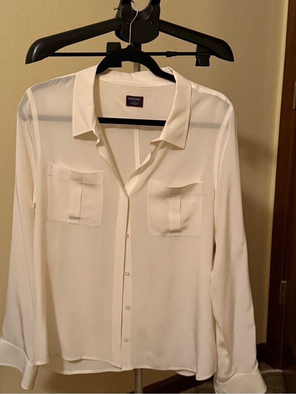 UNTUCKit Women’s Cream Button-Down Shirt - Picture 1 of 3